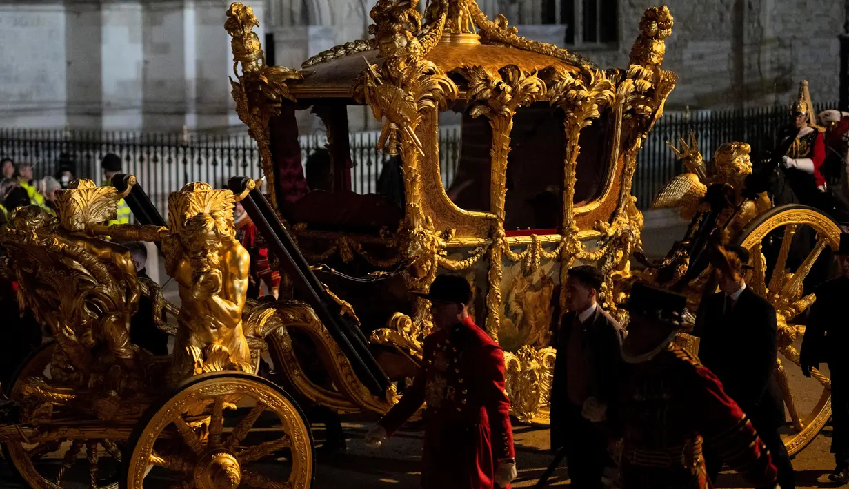 Kereta Kencana Diamond Jubilee State akan digunakan untuk membawa Raja Charles dan Permaisuri Camilla. Sedangkan kereta Gold State Coach akan membawa keluarga kerajaan. (AP Photo/Vadim Ghirda)