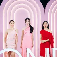 Dian Sastro yang berdiri sejajar dengan Pevita dan Tzuyu juga tampil memukau dengan gaun warna merah terang. Karismanya pun tak kalah jika dibandingkan dengan dua bintang yang lebih muda darinya tersebut. Ketiganya tersenyum berseri memperlihatkan pesona masing-masing. (Liputan6.com/IG/@pevpearce)
