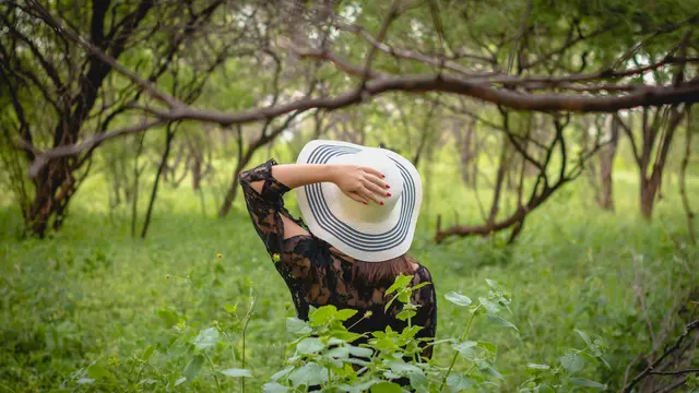 2. Lindungi Rambut dari Cuaca Ekstrem