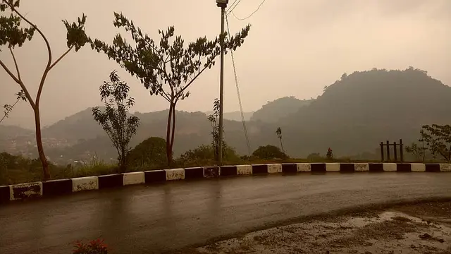 Selain Aceh Selatan, kabut asap juga terlihat membubung di langit Kabupaten Aceh Barat Daya, namun, sejauh ini belum menganggu aktivitas keseharian warga (Liputan6.com/Rino Abonita)