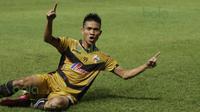 Pemain Mitra Kukar, Yogi Rahadian, sesaat setelah mencetak gol kedua Mitra Kukar ke gawang Semen Padang pada final Piala Jenderal Sudirman di Stadion Utama Gelora Bung Karno, Jakarta, Minggu (24/1/2016). (Bola.com/Vitalis Yogi Trisna)