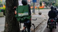 Salah seorang kurir sepeda dari Westbike Messenger tengah bekerja mengantarkan paket di Bandung, Jawa Barat. (Liputan6.com/Huyogo Simbolon)