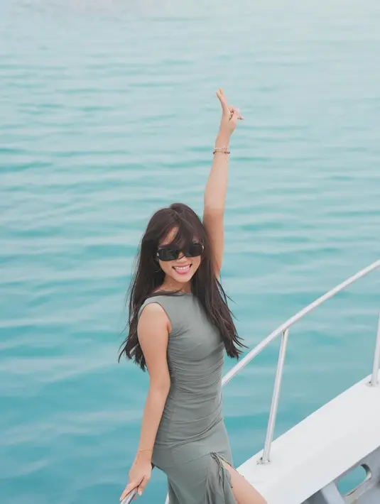 Penampilan chic Fuji lainnya dibalut dress abu-abu tanpa lengan dan slit di bagian paha. [Foto: Instagram/fuji_an]