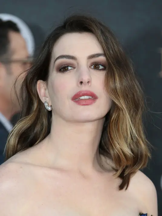 Dengan riasan makeup yang natural, Anne Hathaway masih tetap terlihat sangat cantik bagaikan karakter Ratu Putih di film Alice and Wonderland. (AFP/Bintang.com)