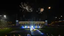 Kembang api meledak saat perkenalan penyerang baru Boca Juniors, Edison Cavani di stadion La Bombonera di Buenos Aires pada 31 Juli 2023. (AFP/Luis Robayo)