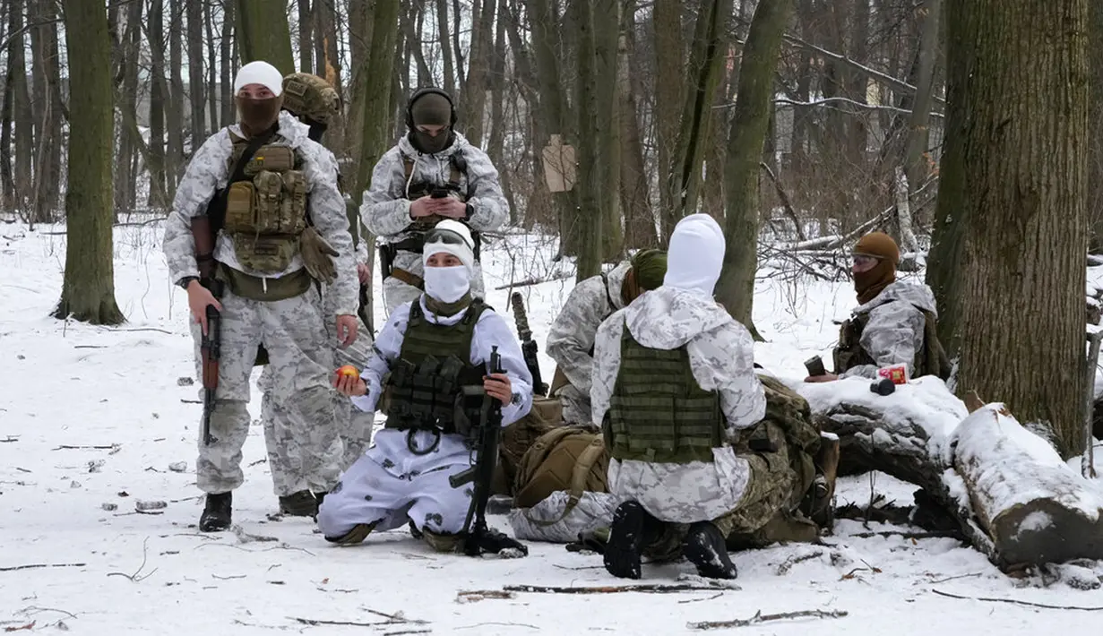 Anggota Pasukan Pertahanan Teritorial Ukraina, unit militer sukarelawan Angkatan Bersenjata, berlatih di taman kota di Kyiv, Ukraina, 22 Januari 2022. Puluhan warga sipil bergabung dengan tentara cadangan Ukraina dalam beberapa pekan terakhir di tengah ancaman invasi Rusia. (AP Photo/Efrem Lukatsky)