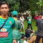 Satu di antara anggota Singa Mania, Bramantyo, menguras tabungan untuk menyaksikan duel PSMS vs Sriwijaya FC di SUGBK, Sabtu (17/2/2018). (Bola.com/Zulfirdaus Harahap)