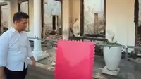 Emil Dardak pantau kondisi Gedung Grahadi pasca dibakar dan dijarah massa. [IG: @emildardak]