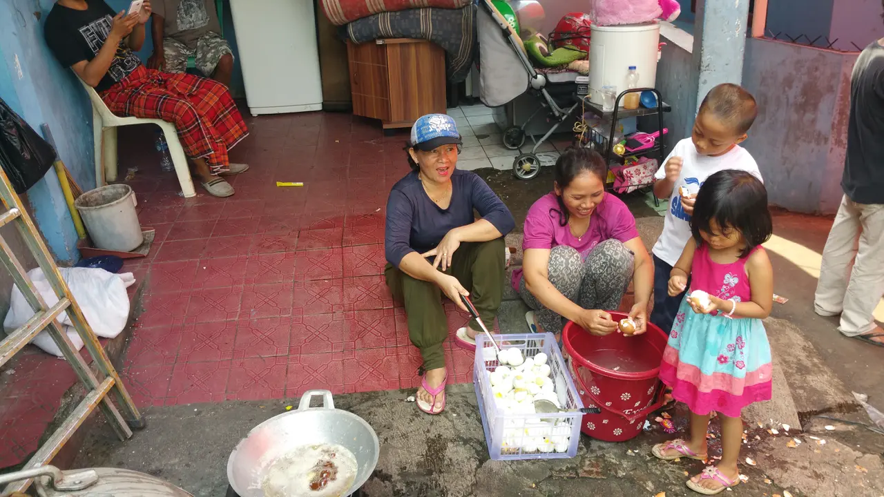 Banjir Surut, Warga Pejaten Berbenah dan Bangun Dapur Umum