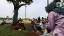 Warga juga dapat beristirahat sambil bercengrama bersama keluarga di bawah rindangnya pepohonan di kawasan Monas. (Liputan6.com/Angga Yuniar)