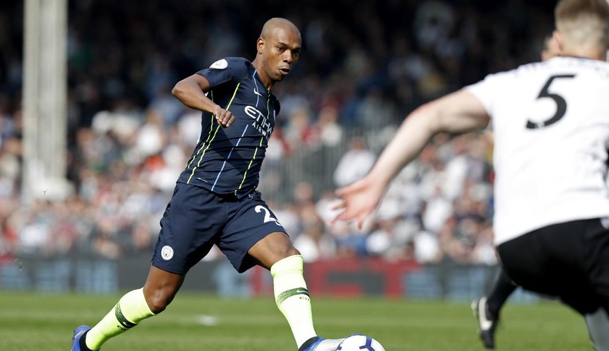 3. Fernandinho (Man City) - 33 tahun, 15 juta euro (AFP/Adrian Dennis)