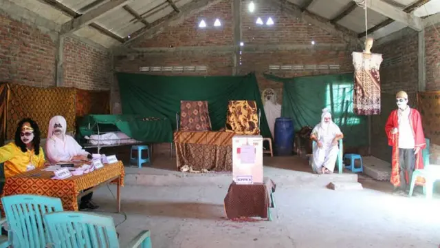 Ada-ada saja, beberapa TPS Pilkada Serentak 2018 ini dihias dengan tema horor.