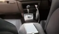Ngecas HP di Mobil Bikin Boros Bensin? Ini Faktanya
