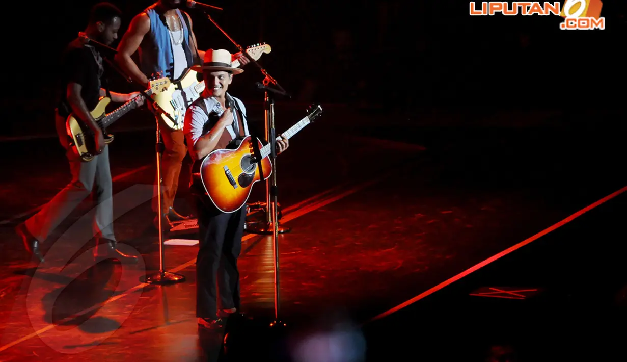 Penyanyi asal Amerika yang memiliki nama asli Peter Gene Hernandez ini membuktikan dirinya sebagai penyanyi jempolan saat menggelar konser bertajuk 'The Moonshine Jungle Tour' (Liputan6.com/Andrian M Tunay).