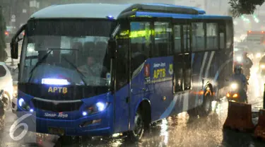 Dishubtrans DKI Jakarta akan berlakukan larangan Angkutan Perbatasan Terintegrasi Bus Transjakarta (APTB) beroperasi di jalur Transjakarta, Jakarta, (23/5). Rencananya kebijakan ini akan diterapkan mulai 1 Juni mendatang. (Liputan6.com/Yoppy Renato)