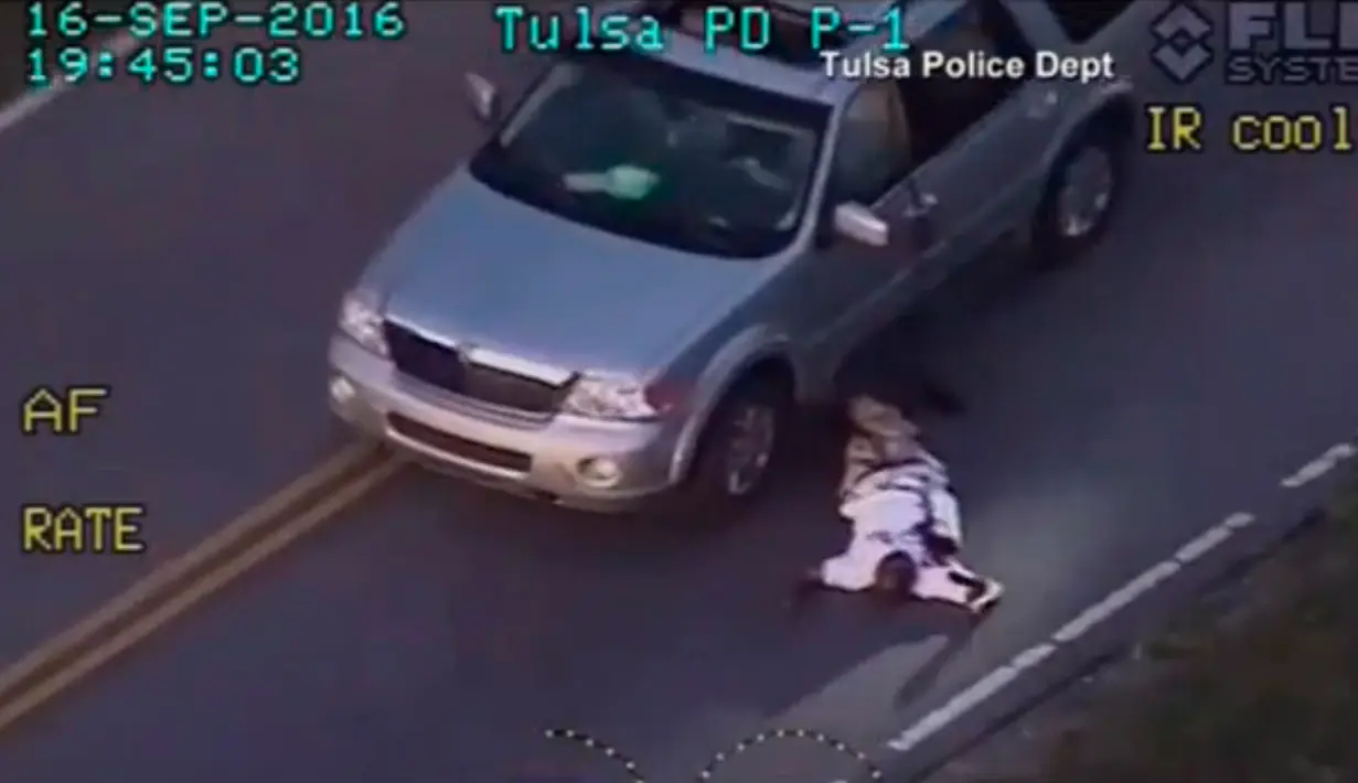 Pemandangan udara memperlihatkan korban yang terkapar usai ditembak oleh polisi, Tulsa, Oklahoma, AS, (16/9). Diduga korban tak mau menyerahkan diri sehingga polisi menembaknya hingga tewas. (REUTERS)