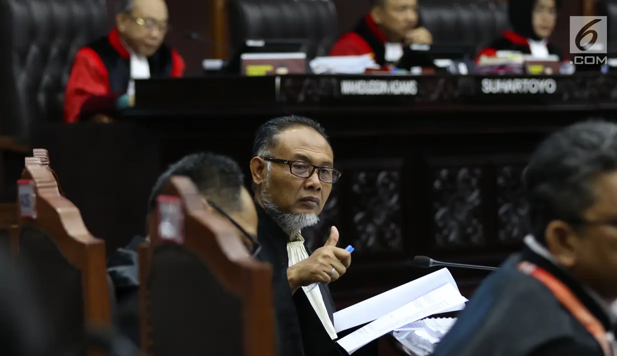 Ketua tim hukum Prabowo-Sandiaga, Bambang Widjojanto mengacungi jempol di sela sidang perdana sengketa Pilpres 2019 di Mahkamah Konstitusi, Jumat (14/6/2019). Sidang itu memiliki agenda pembacaan materi gugatan dari pemohon, yaitu paslon 02 Prabowo Subianto-Sandiaga Uno. (Lputan6.com/Johan Tallo)