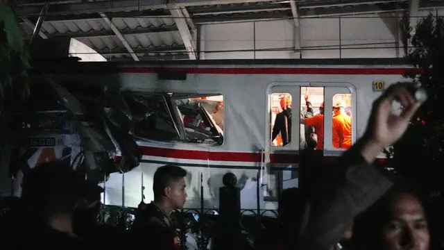Korban Kecelakaan Kereta di Stasiun Bekasi Timur: 5 Meninggal Dunia, 3 Masih Terjepit, dan Puluhan Terluka