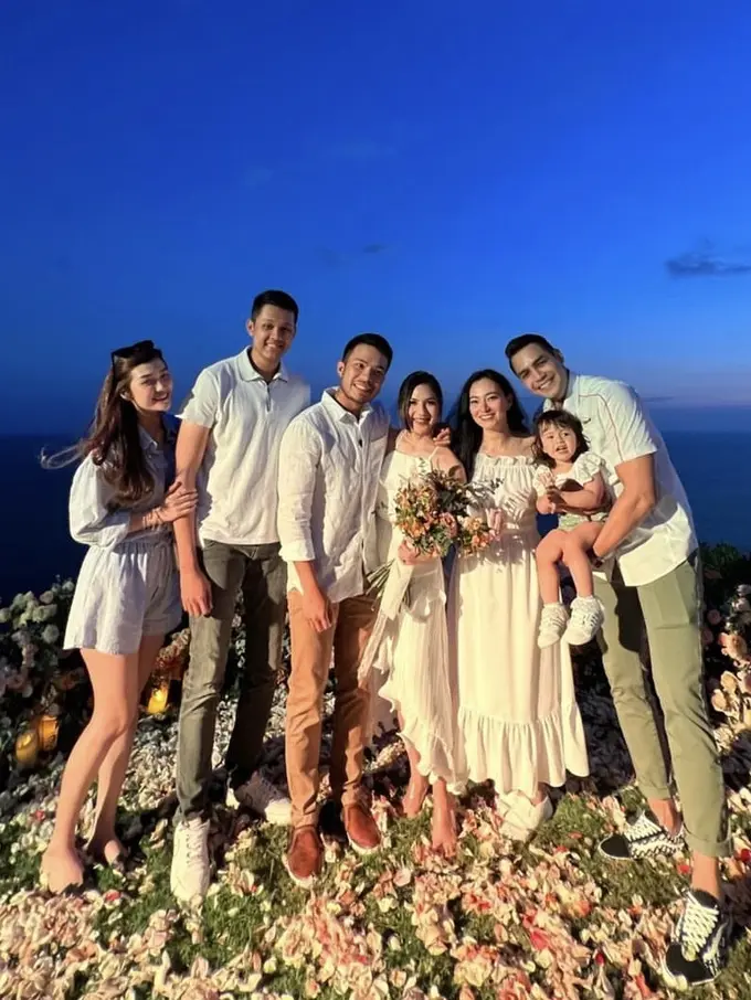 Asmirandah Kenakan Dress Putih di Lamaran Jessica Mila dan Yakup Hasibuan