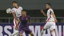 Gelandang Persik Kediri, Krisna Bayu Otto Kartika (tengah) mengontrol bola dibayangi bek Borneo FC, Wildansyah (kiri) dalam laga pekan kedua BRI Liga 1 2021/2022 di Stadion Pakansari, Bogor, Jumat (10/9/2021). Persik menang 1-0. (Foto: Bola.com/Ikhwan Yanuar)