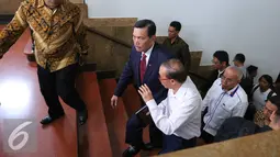 Plt Menteri ESDM, Luhut B Pandjaitan menaiki anak tangga di Kementerian ESDM, Jakarta, (16/8). Kedatangan luhut merupakan yang pertama kali saat memimpin instansi tersebut dan langsung berkordinasi dengan pejabat ESDM. (Liputan6.com/Angga Yuniar)