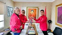 Sekjen PDIP Hasto Kristiyanto memberikan dua buku kepada Wali Kota Solo Gibran Rakabuming Raka di sela-sela pemanggilannya di kantor DPP PDIP, Selasa (22/5/2023).