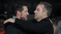 Pelatih Barcelona, Hansi Flick (kanan) bersalaman dengan pelatih Atletico Madrid, Diego Simeone dalam laga leg 1 semifinal Copa del Rey 2024/2025 di Estadi Olimpic Lluis Companys, Barcelona, Rabu (26/02/2025) dini hari WIB. (AFP/Lluis Gene)