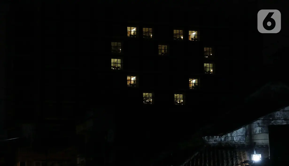 Salah satu hotel di kawasan Jalan Suryakencana Kota Bogor menyalakan sebagian lampu kamarnya hingga membentuk gambar hati, Jumat (10/4/2020). Gambar hati ini bentuk solidaritas keprihatinan sejumlah hotel di Indonesia atas pandemi Covid-19. (Liputan6.com/Helmi Fithriansyah)
