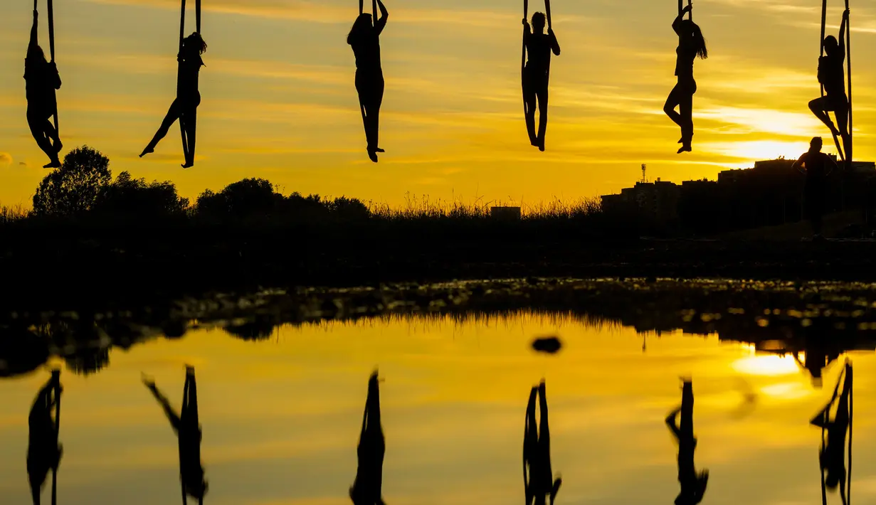 Anggota Teater Sirkus Triko menampilkan tarian hammock di udara dengan menggantung dari Jembatan Mladost di atas Sungai Sava, Zagreb, Kroasia, 11 Juni 2020. (Xinhua/Pixsell/Borna Filic)