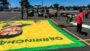 Tempat tersebut sontak mencolok perhatian karena para suporter mengenakan atribut kuning-hijau, khas Negeri Samba tersebut. (Bola.com/Hery Kurniawan)