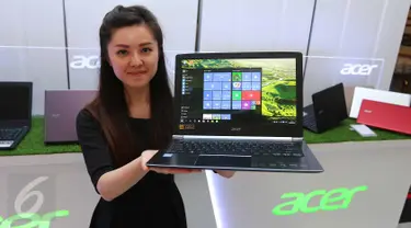 Model menunjukan produk terbaru notebook Acer di Jakarta, Rabu (22/6). Produk ini juga telah  menggunakan prosesor intel generasi ke-6. (Liputan6.com/Angga Yuniar)
