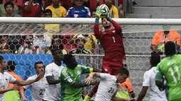 Salah satu aksi penyelamatan yang dilakukan penjaga gawang Timnas Perancis, Hugo Lloris (atas) saat berlaga kontra Nigeria di 16 besar Piala Dunia 2014, (30/6/2014). (REUTERS/Dylan Martinez)