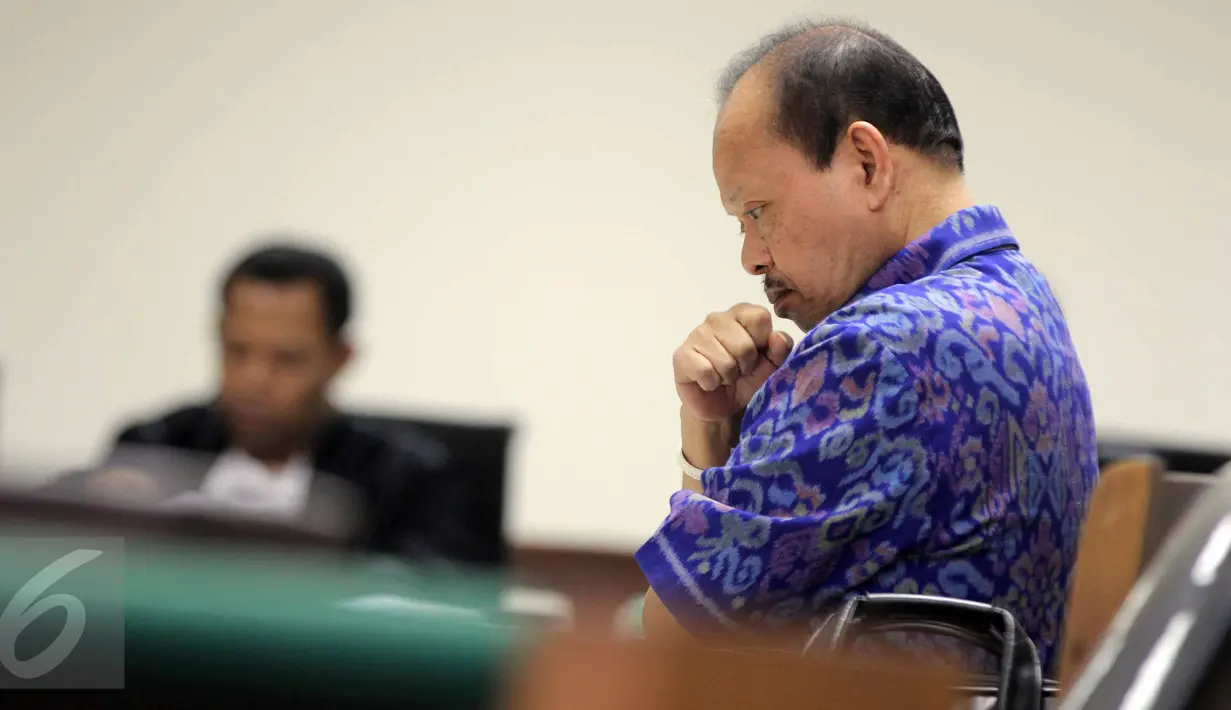 Terdakwa kasus suap Kementerian ESDM dan SKK Migas Sutan Bhatoegana mendengarkan surat penolakan jadi saksi yang dibacakan oleh JPU dari Komisioner KPK dalam sidang lanjutan di Pengadilan Tipikor, Jakarta, Kamis (9/7/2015). (Liputan6.com/Helmi Afandi)