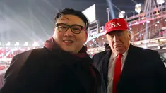 Dua pria berpakaian seperti pemimpin Korea Utara Kim Jong Un (kiri) dan Presiden AS, Donald Trump berpose bersama saat menghadiri upacara pembukaan Olimpiade Pyeongchang 2018 di Pyeongchang, Korea Selatan (9/2). (Jo Hyun-woo / Yonhap via AP)