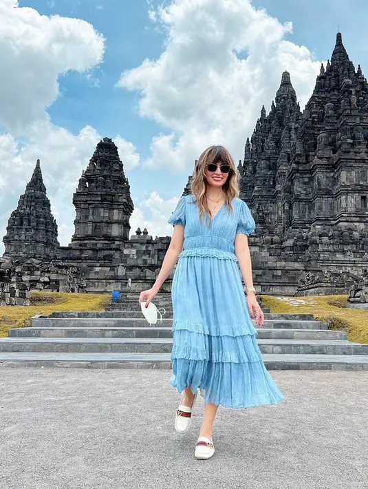 Bianca A Lutfi istri dari Menteri Perdagangan Republik Indonesia tampil chic dengan maxi dress ruffle warna biru dipadukan dengan flatshoes putih. @bianca.alinda