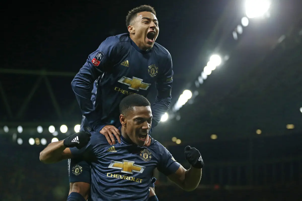 Gelandang Manchester United, Anthony Martial, merayakan gol yang dicetaknya ke gawang Arsenal bersama Jesse Lingard. (AFP/Ian Kington)