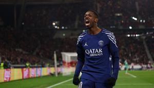 Pemain depan Paris Saint-Germain asal Prancis #10, Ousmane Dembele, merayakan golnya ke gawang lawan dengan skor 0-4 dalam pertandingan Liga Champions UEFA antara VfB Stuttgart dan Paris Saint-Germain di Stuttgart, Jerman barat daya, Kamis dini hari WIB (30-1-2025). (Franck FIFE/AFP)