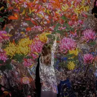 Liburan seru sekaligus peduli bumi? Bisa banget! Yuk, jelajahi 5 aktivitas ramah lingkungan di Marina Bay Sands—dari seni interaktif, film inspiratif, hingga kuliner nabati. Seru, berkesan, dan penuh makna! (Foto dok: /Marina Bay Sands Pte Ltd).