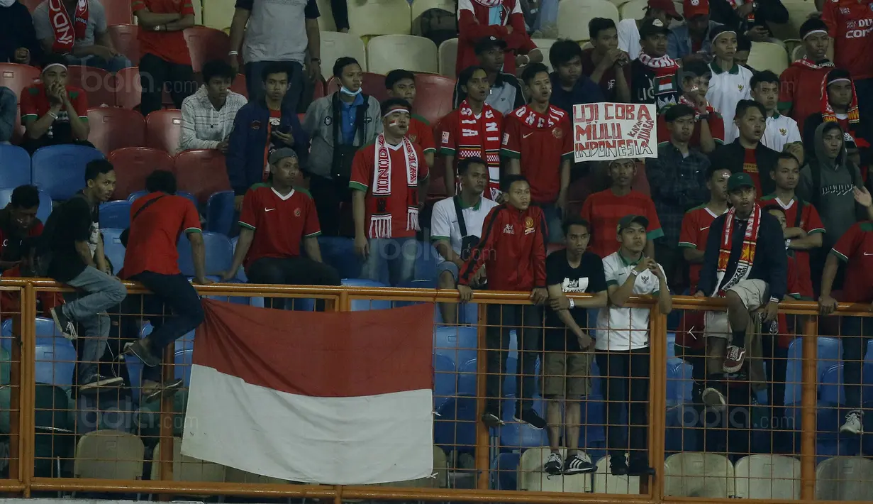Suporter saat menyaksikan pertandingan antara Indonesia melawan Suriah U-23 pada laga persahabatan di Stadion Wibawa Mukti, Cikarang, Sabtu (18/11/2017). Indonesia kalah 0-1 dari Suriah U-23. (Bola.com/ M Iqbal Ichsan)