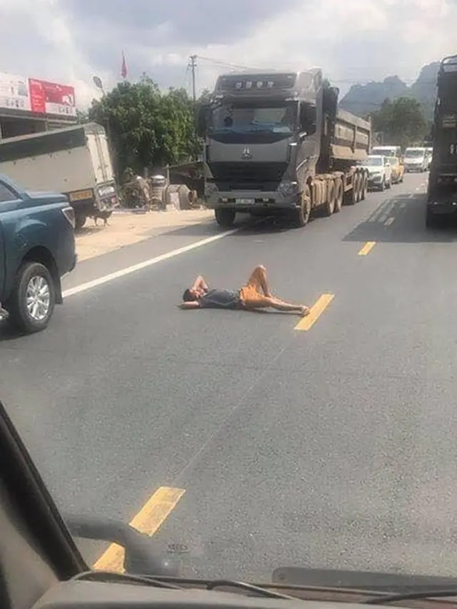 6 Aksi Absurd Bapak-bapak di Jalan Raya Ini Bikin Ngakak