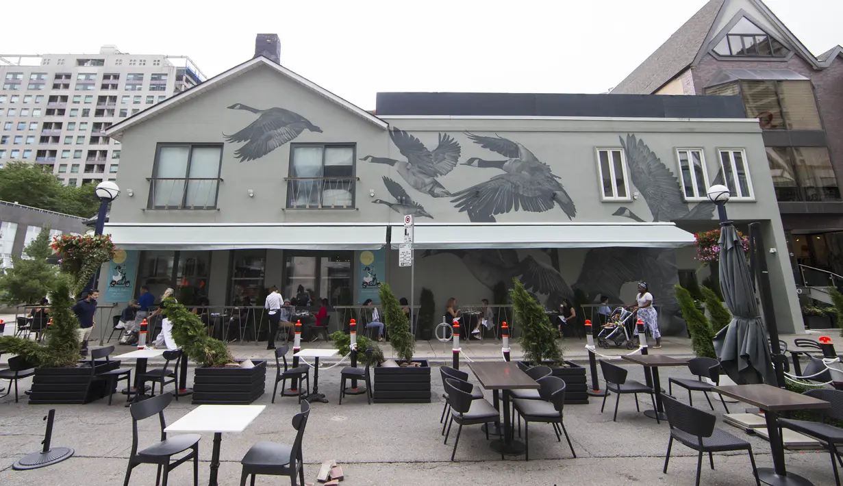 Mural terlihat di dinding restoran dalam acara Yorkville Murals 2020 di Toronto (29/8/2020). Dengan karya mural artistik dan implementasi aktivasi budaya, acara tahunan ini dimulai Jumat (28/8) hingga Minggu (30/8) sebagai perayaan seni publik dan gerakan mural kontemporer. (Xinhua/Zou Zheng)