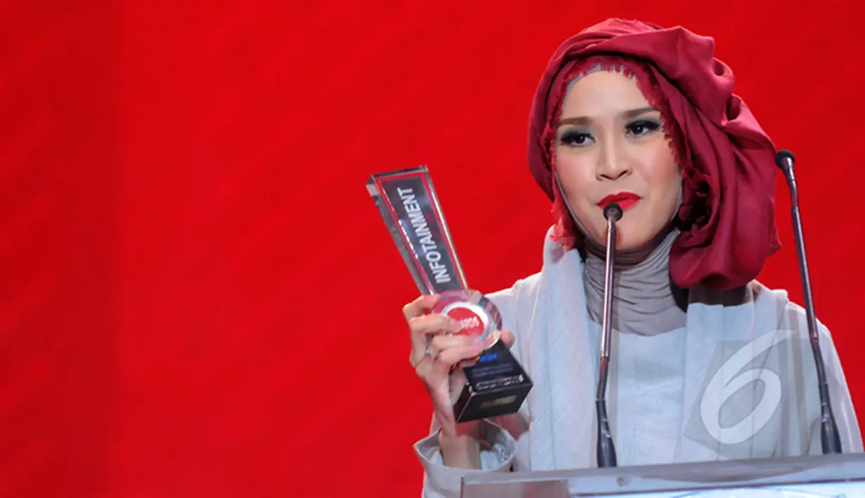 Zaskia Adya Meka, mendapat penghargaan Infotainment Awards 2015 sebagai berhijab paling fashionable, Jakarta, (30/01/15). Infotainment Awards 2015 merupakan bentuk apresiasi SCTV kepada Artis, Tokoh, dan Peristiwa terhangad. (Liputan6.com/Faisal R Syam)