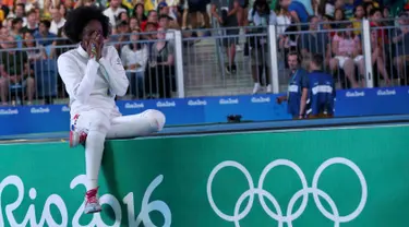 Atlet Anggar Prancis, Lauren Rembi menutup wajahnya usai kalah bertanding oleh atlet China, Sun Yiwen memperebutkan perunggu di olimpiade Rio 2016, Brasil, (6/8). (REUTERS / Issei Kato)