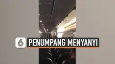 Seorang penumpang penerbangan AirAsia dari Perth menuju Bali melakukan aksi tidak terduga. Ia bernyanyi secara akustik untuk menghibur para penumpang lainnya.