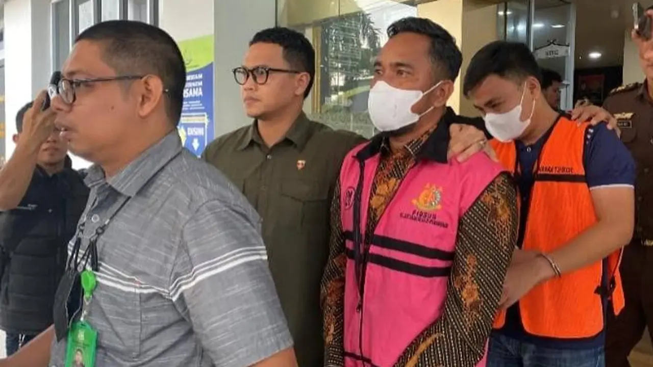 Kepala Diskominfo Pekanbaru Raja Hendra saat digiring petugas ke mobil tahanan.