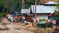 Petugas PLN sedang memperbaiki konstruksi jaringan listrik di Desa Lubuk Sibuk, Kuala Simpang, Aceh Tamiang. Foto: PLN