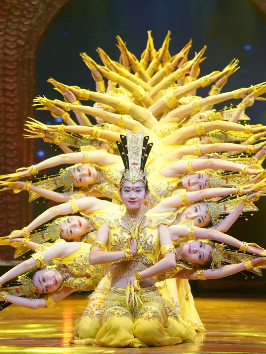 Para seniman dari Kelompok Seni Pertunjukan Penyandang Disabilitas China menampilkan tarian kelompok "Bodhisattva Seribu Tangan" dalam pertunjukan bertajuk "My Dream" di Nanjing, Provinsi Jiangsu, China timur (3/12/2020). (Xinhua/Ji Chunpeng)