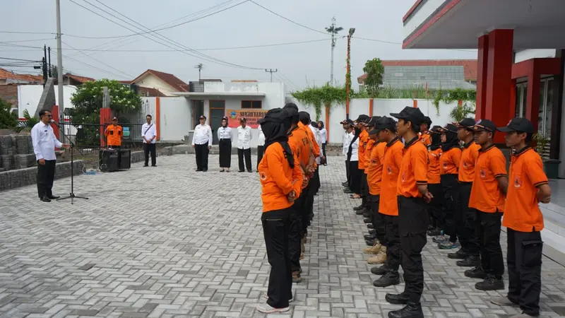 Wakil Bupati Garut Helmi Budiman, nampak tengah memberikan arahan kepada anggota BPBD Garut