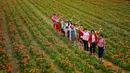 Orang-orang mengunjungi kebun bunga lili di Desa Baiyun, Wilayah Taibai, Provinsi Shaanxi, China barat laut (5/7/2020). Dalam beberapa tahun terakhir, dengan mempromosikan pariwisata pedesaan dan produk pertanian, desa ini telah mengangkat semua penduduknya keluar dari kemiskinan. (Xinhua/Liu Xiao)