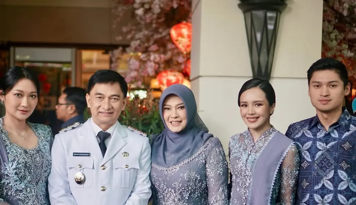 Keluarganya pun kompak mengenakan busana serba biru. Mertua dan Kakak Ipar Beby termasuk dirinya kompak mengenakan pakaian kebaya biru. [@irnadimyati]